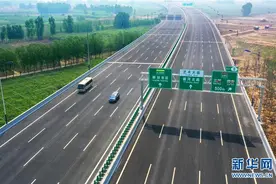 北京大兴国际机场北线高速公路河北廊坊段通车图片