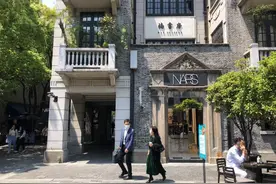 新天地NARS首家概念店开业，限量套装74折还能赠送下午茶券丨五五嗨购记图片