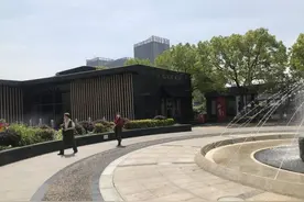青浦奥莱人气“爆”了？店员淡定，防控可靠。周到君三探实地，搜罗最全最安的嗨购攻略｜五五嗨购记图片