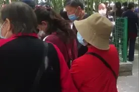 郑州相亲角火爆网络 中国式相亲映射两代人观念 网友评论很精彩图片