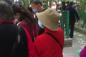 郑州相亲角火爆网络 中国式相亲映射两代人观念 网友评论很精彩图片