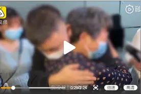 泪目！错换人生患癌小伙与生母相见现场：母亲抱28岁儿子痛哭图片