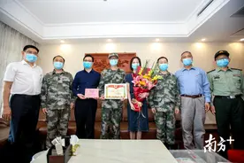 致敬功臣！越秀走进一线抗疫英雄家中送立功喜报图片