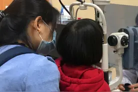东莞4岁男童近视1000度，医生说或与这些因素有关图片
