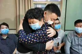 “错换人生28年”的两家人跨省认亲：“好像一切都在做梦”图片