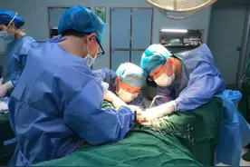 常德一男子车祸后尿道损伤苦不堪言，为解决排尿问题就医，医生巧手另辟蹊径图片