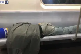 纽约地铁暂时取消24小时运营，此前越来越多无家可归者选择露宿地铁图片