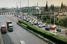 G40崇明方向拥堵将持续一天 交警提醒错峰出行视频封面
