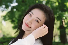 景甜长发披肩温柔恬静 携狗狗祝大家节日快乐图片