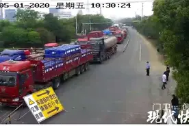 常州圩塘汽渡车流量大，过江需要等待4小时图片