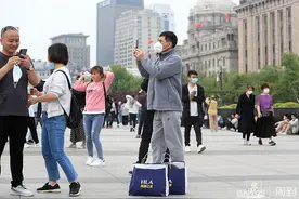 “五一”的外滩：游客保持距离，拍照打卡 | 晨镜头图片