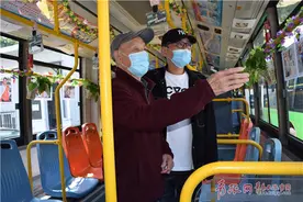 致敬公交女劳模！青岛九旬乘客为她办起车厢摄影展图片