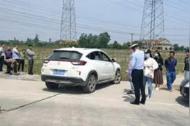 私家车出意外车轮悬空动弹不得 民警倒拉助其脱困图片