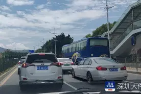 深圳大鹏景区停车场已饱和，请市民错峰出行图片