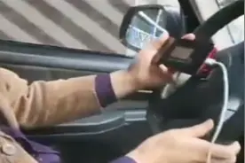 的哥不戴口罩边开车边打麻将 结果丢了“饭碗”图片