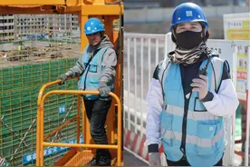 塔吊上的爱情信号：我愿意一辈子当你的“指挥长”图片