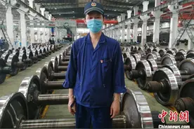 铁路工匠伍继宁：24年20万条铁路货车轮对探伤零漏探图片