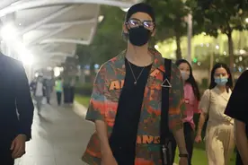 朱正廷穿花衬衫变港风潮男 黑框眼镜吸睛图片