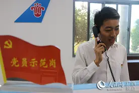 坚守岗位保障航班运行 飞行签派员撰写自己的“敬业福”图片