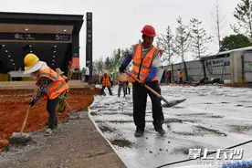 确保工程尽快完成 潭州大道快改现场300多人节日坚守施工（视频）图片