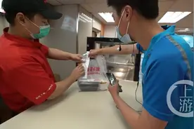 致敬最美劳动者｜重庆步兵单王：每天六七万步 送好每一单是自己的责任图片