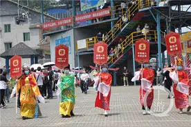重庆景区内“一米帽”走红 提醒游客有序游玩图片