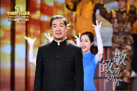 央视五一晚会致敬劳动者 张国立讲述抗疫故事催泪图片