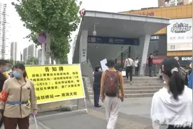 南京地铁2号线油坊桥站停运首日：乘坐接驳车换乘需预留足够时间图片