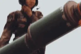 娇俏又傲气，这是一位19岁的坦克女兵图片