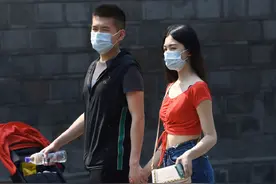 成都“一夜入夏”，热热热，小姐姐们短袖短裙走起图片