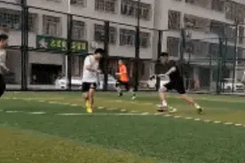 没有羽毛球比赛的日子，足球场林丹上演一条龙进球图片