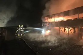 包茂高速一59座客车起火，司机及时疏散全体乘客无人伤亡图片