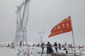 世界海拔最高500千伏输电铁塔完成组立 创造了电力建设史的又一个世界纪录图片