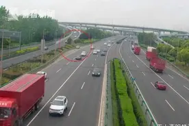 高速上车流湍急！交警竟封车道还允许逆行？真相很暖……图片
