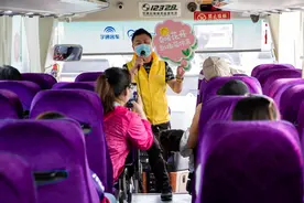 探访五一北京组团游：旅行社发放健康包，游客要有健康宝图片