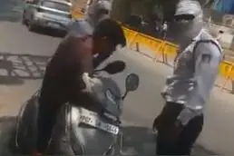 印度前部长之子不戴口罩还与警察发生冲突，结果被父亲带去交罚款、向警察道歉......图片
