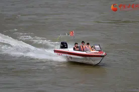 兰州开启缤纷小长假 乘快艇游黄河备受游客欢迎图片