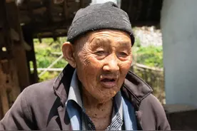 想尝尝吗？湘西96岁老人5月6日亲自为你炒莓茶，幸福一辈子的那口甜图片