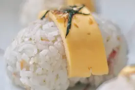 孩子也能亲手制作的简单饭团，一起享受烹饪之乐吧图片