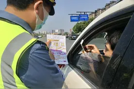厉害了，路政蜀黍手绘绕行方案走红高速口，车主们纷纷拿出手机拍下备用图片