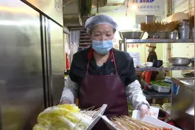 普通劳动者的大数据｜60岁后厨穿串工：10.5小时穿2000个串串 苦中作乐比手速图片
