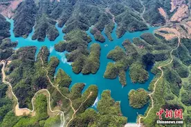 航拍江西东垅水库岛屿星罗棋布 湖水相映成画图片