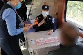 拾荒者腿绑7万现金，背后有一饭之恩故事视频封面