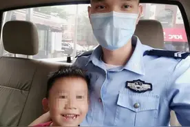走失男童抱警员哥哥大腿不肯回家：我也想当阿SIR图片