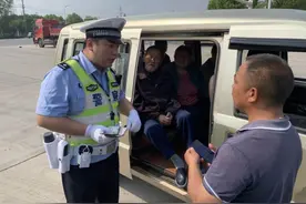 池州交警10分钟内连查2辆超员车 五一游玩莫忘交规图片