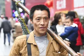 一位重庆“棒棒”的坚守图片
