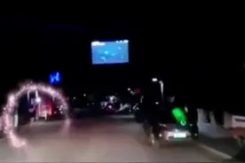 这位少年深夜奔跑的背影，真帅图片