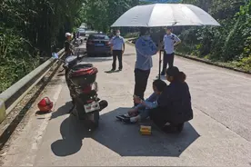 暖闻｜重庆女子遇车祸受伤晕厥，女辅警借伞遮阳等待救助图片