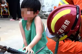 疼！玉林一女孩骑自行车，不慎把脚卷入车轮图片