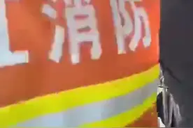 浙江女游客海边捡泥螺深陷淤泥，没过胸口！马上就要涨潮⋯图片